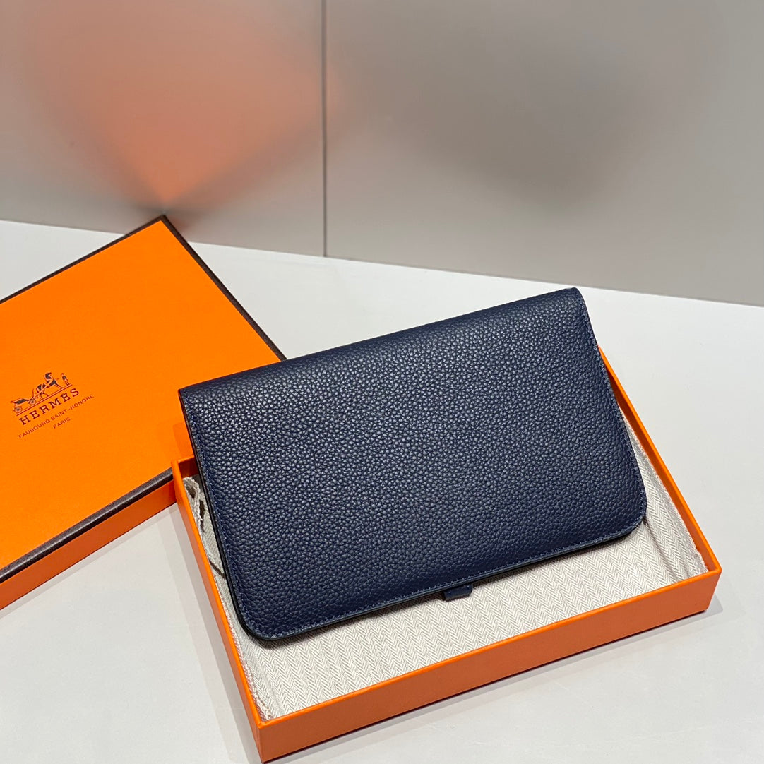 TOGO PASSPORT HOLDER 20 IN NAVY BLUE CALFSKIN
