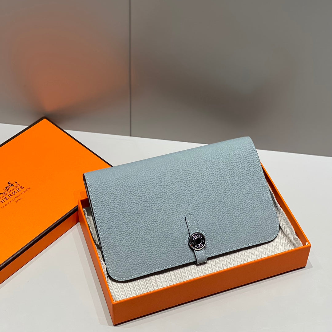 TOGO PASSPORT HOLDER 20 IN LIGHT BLUE CALFSKIN