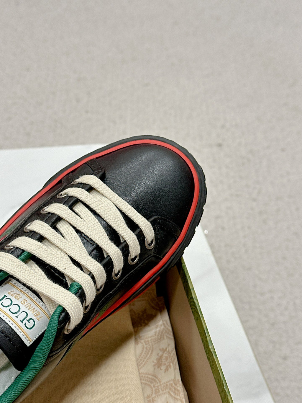 GUCCI 26S LOW TOP SNEAKERS IN BLACK CALFSKIN STYLE 17