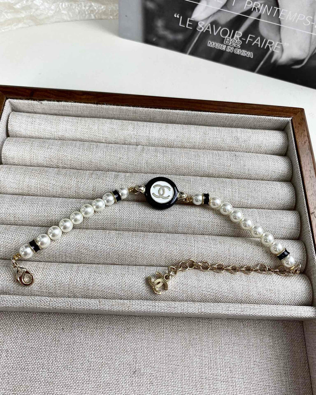 CLASSIC CC PEARL CHAIN NECKLACE WITH IMITATION PEARLS BLACK RESIN