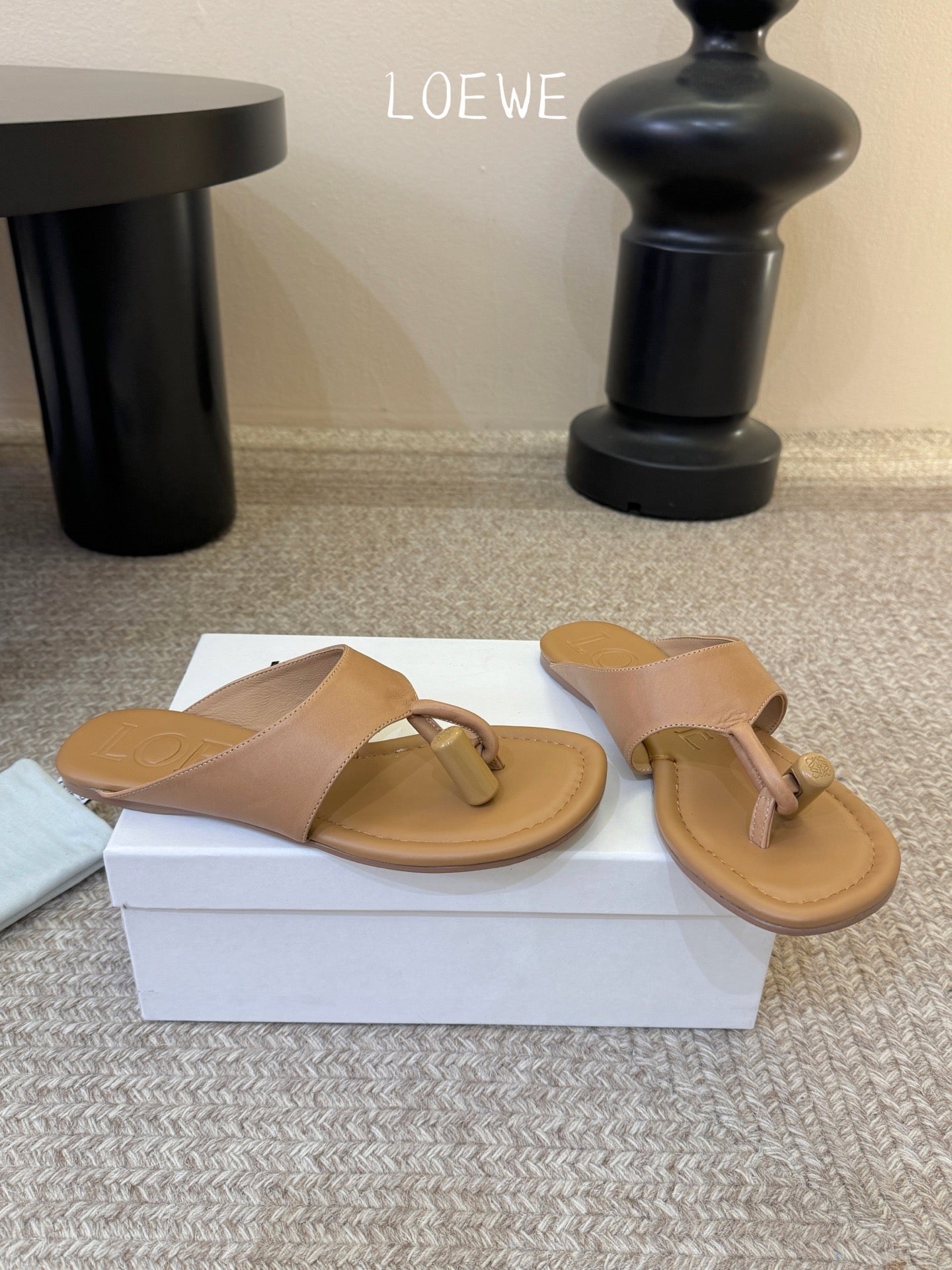 LOEWE 26S TOGGLE FLAT SANDAL IN TAN BROWN CALFSKIN