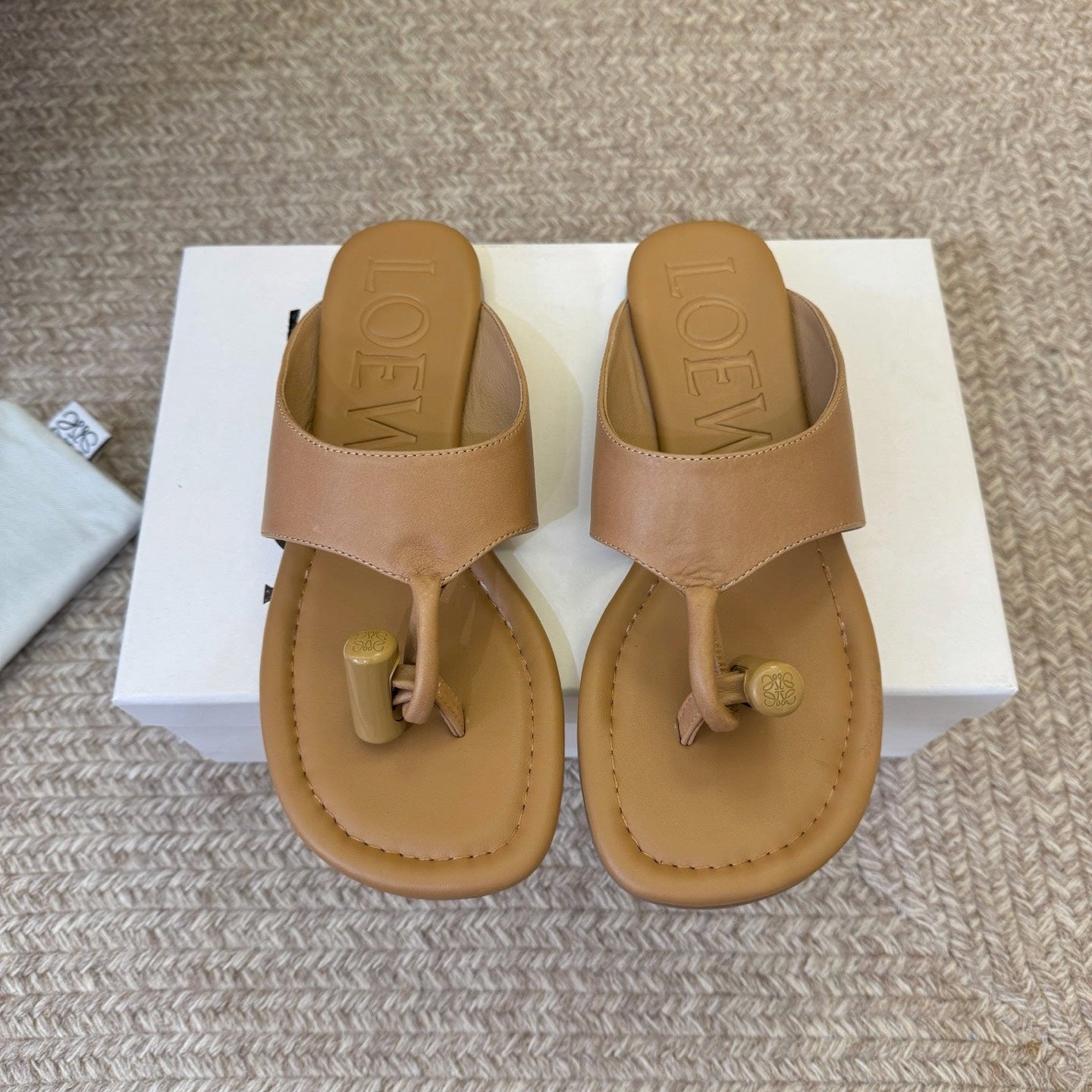 LOEWE 26S TOGGLE FLAT SANDAL IN TAN BROWN CALFSKIN