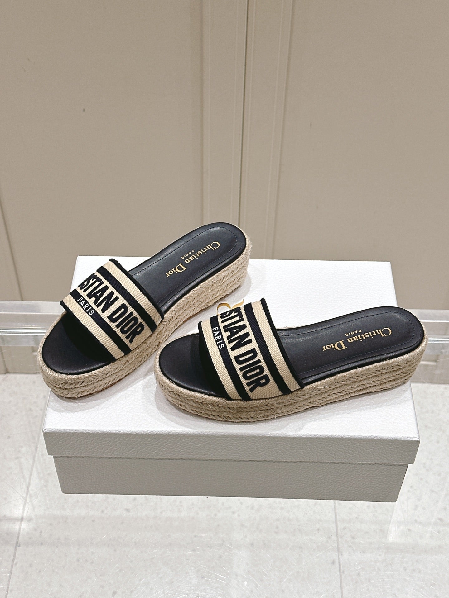 DWAY WEDGE SLIDES 45MM IN BLACK AND BEIGE FABRIC RAFFIA SOLE