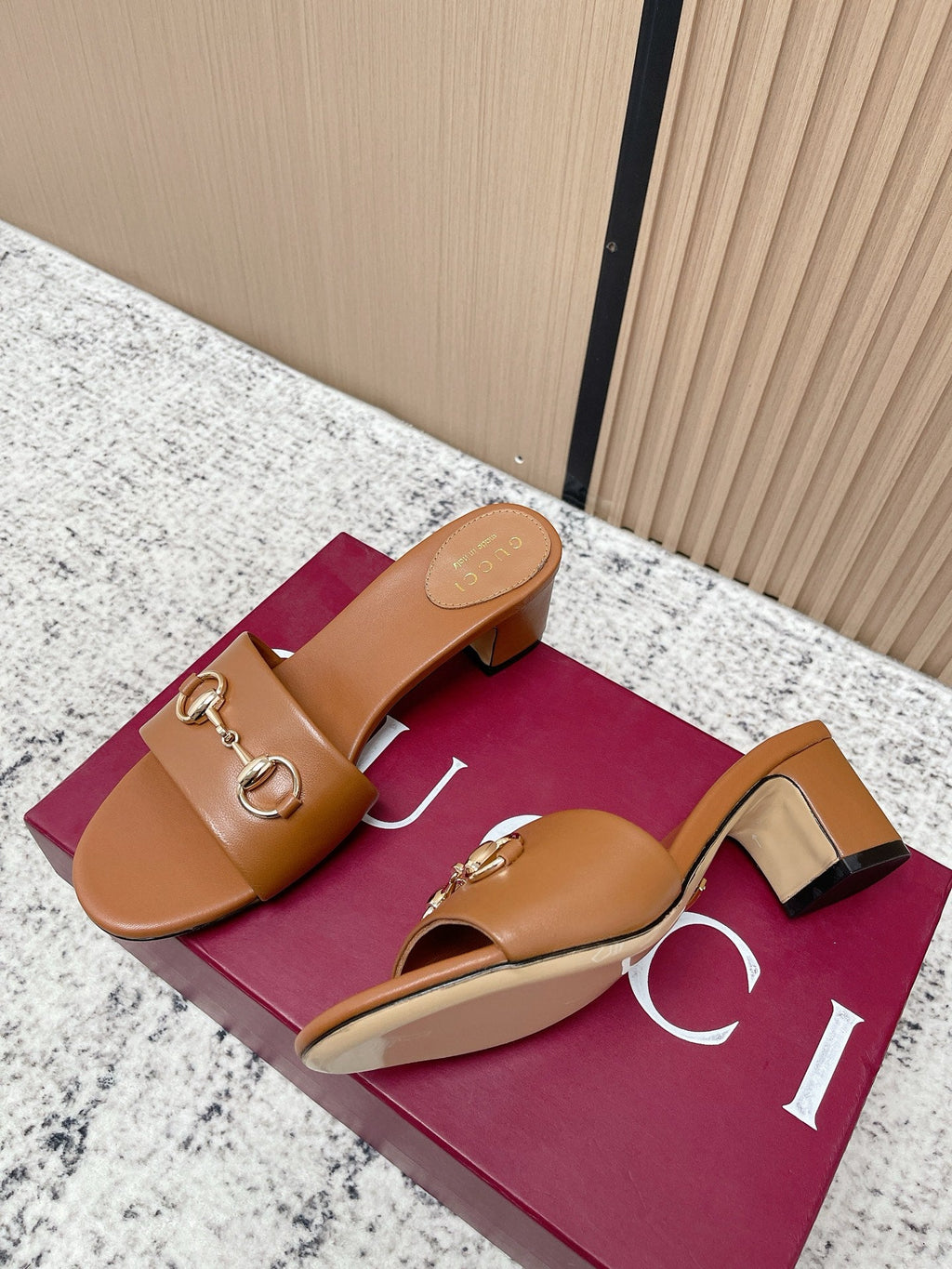 GUCCI 26S HORSEBIT MID-HEEL SANDALS IN BROWN CALFSKIN