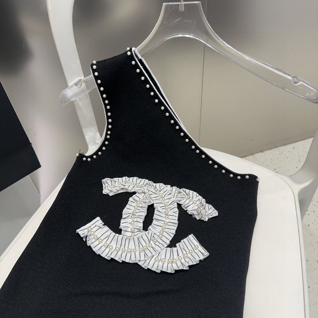 ONE SHOULDER TOP 622139 IN BLACK COTTON EMBOSSED PEARL TRIM