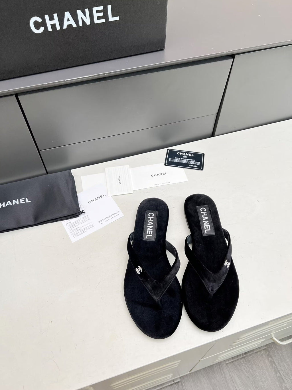 THONG SLIPPERS IN BLACK VELVET