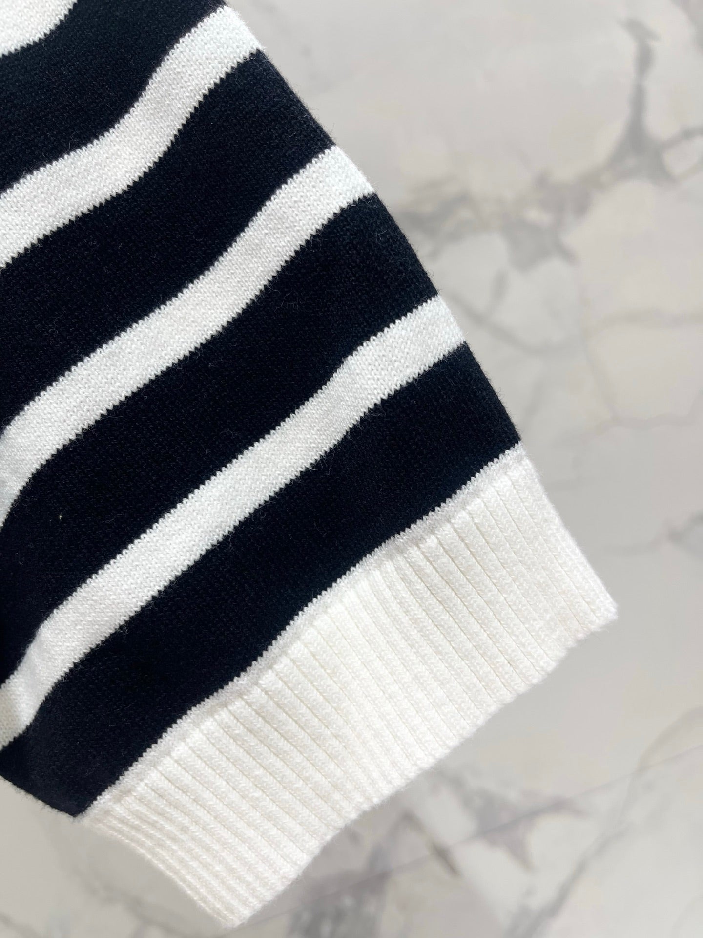 THOM 26S SHORT-SLEEVE KNIT TOP STYLE 225