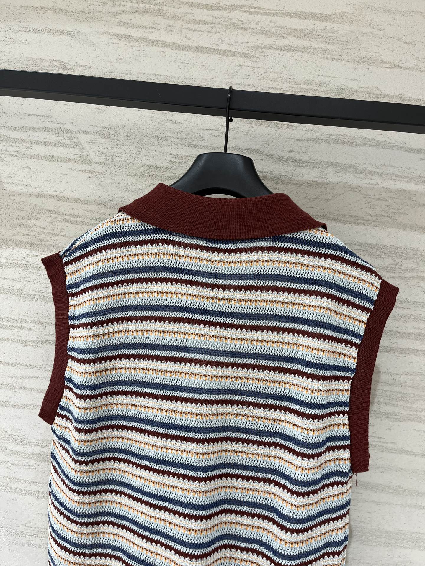 MONCLER 26S SLEEVELESS STRIPED KNIT POLO TOP 670