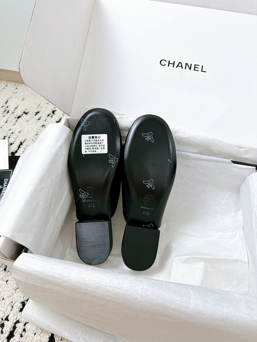 CC FLAT MULE IN BLACK CALFSKIN HARDWARE WITH ROCK MIX CHAIN