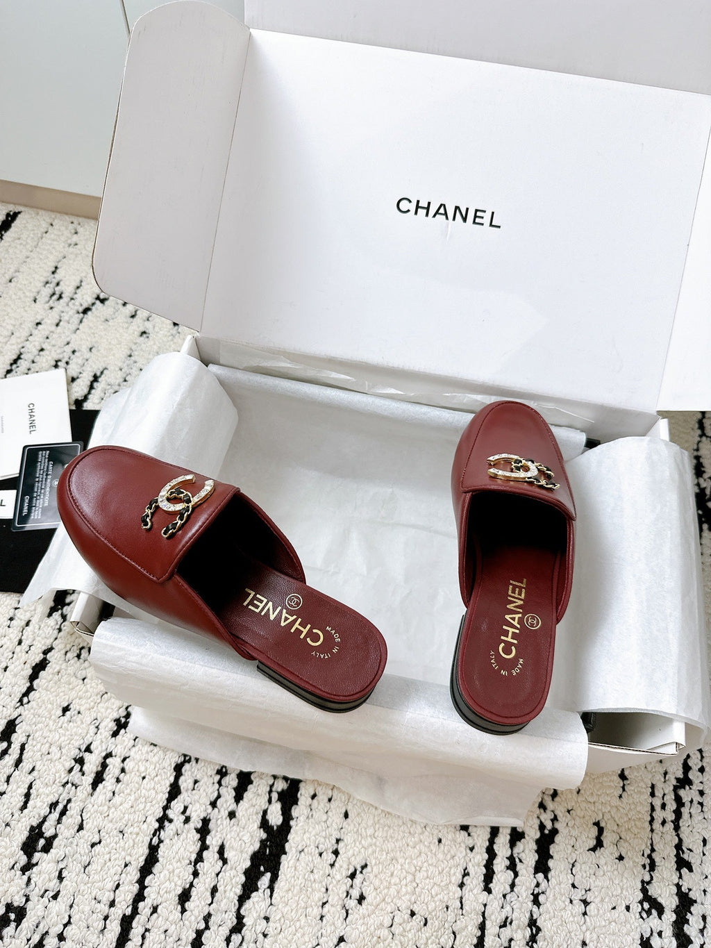 CC FLAT MULE IN RUBY RED CALFSKIN HARDWARE WITH ROCK MIX CHAIN