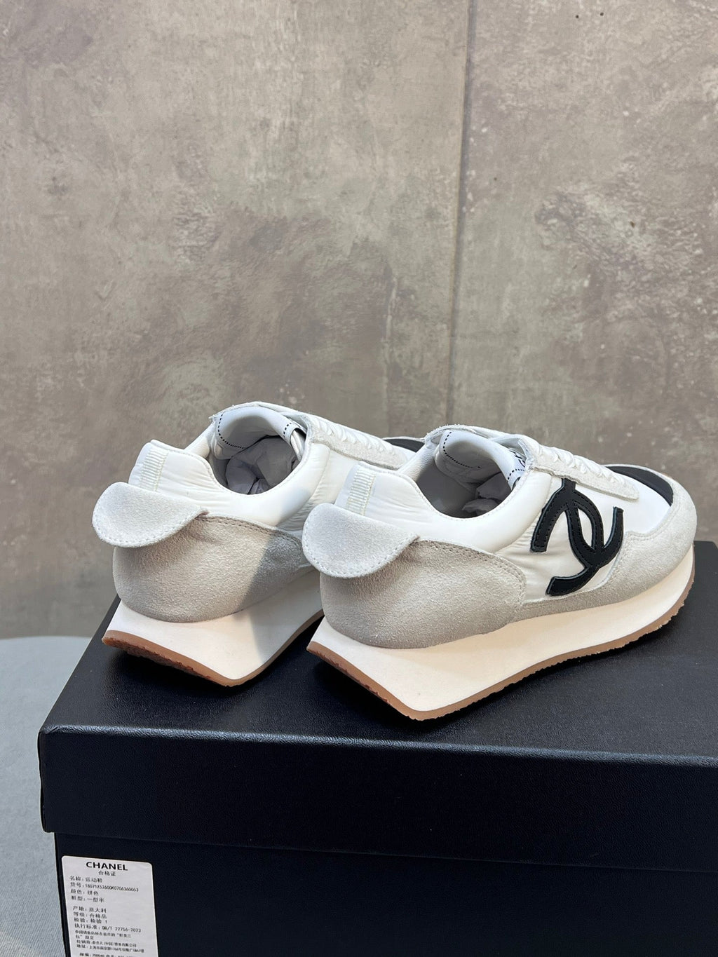 CHANEL 26S RUNNING SNEAKERS IN WHITE AND LIGHT GREY SUEDE AND NYLON CC LOGO