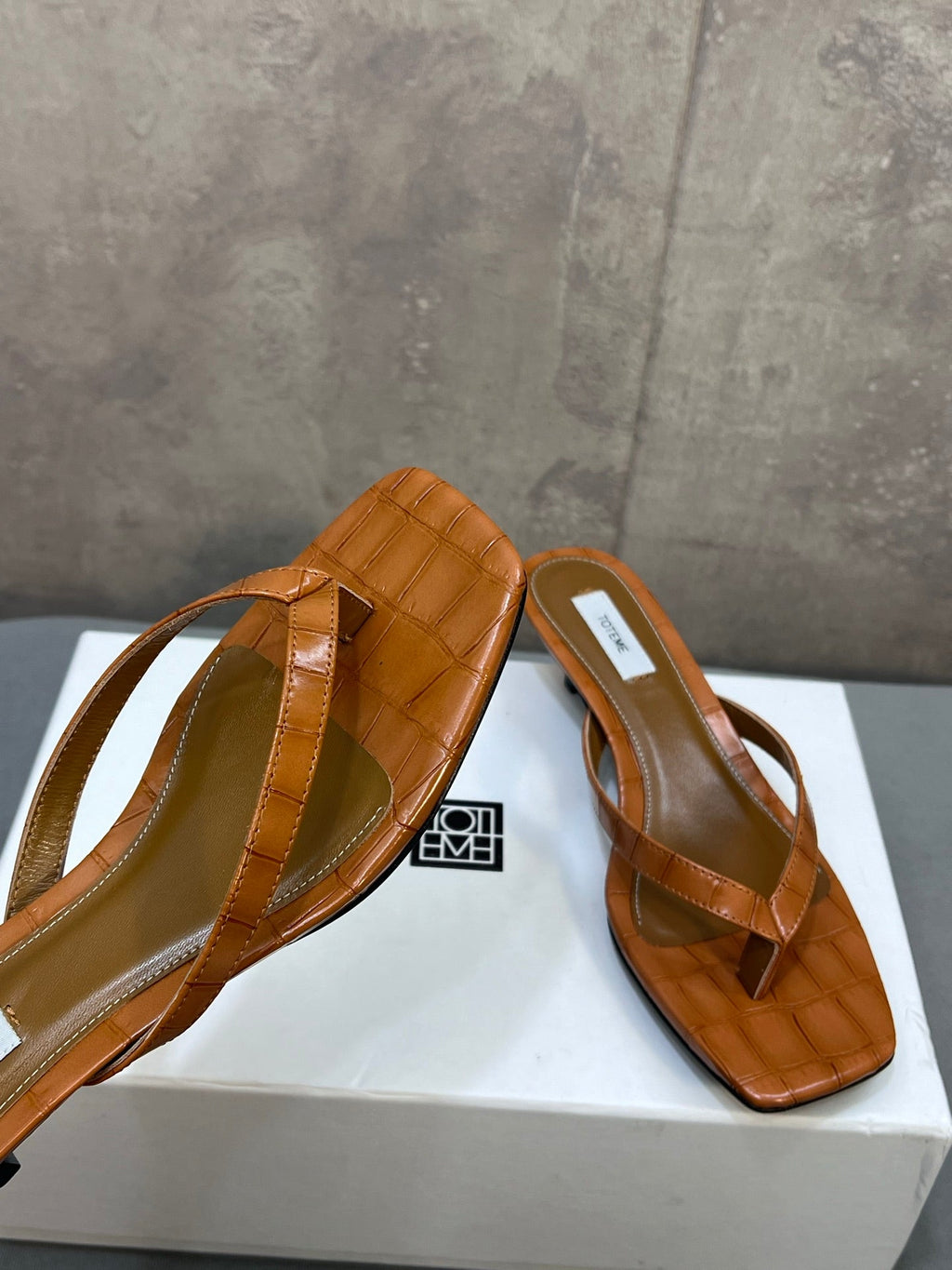 THE ROW 26S SQUARE TOE THONG KITTEN HEEL SANDALS 45MM IN CARAMEL BROWN CROCODILE EMBOSSED CALFSKIN