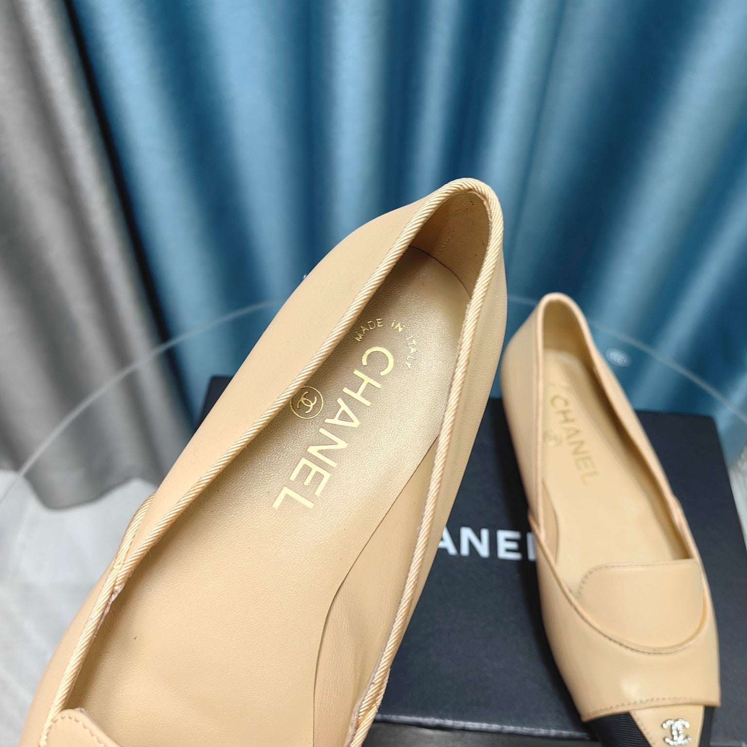 BALLET FLAT DARK CREAM MIX BLACK SHEEPSKIN POINTED TOE