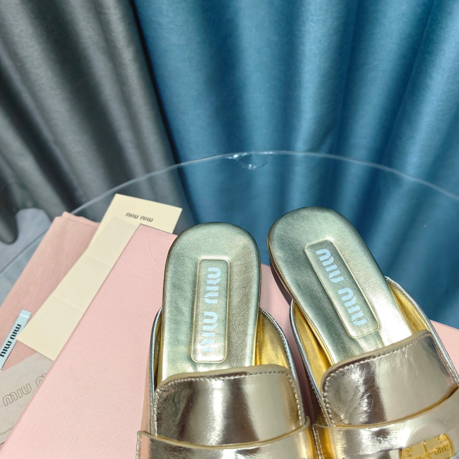 MULES SLIPPERS METALLIC GOLD COWHIDE WITH GOLD COIN