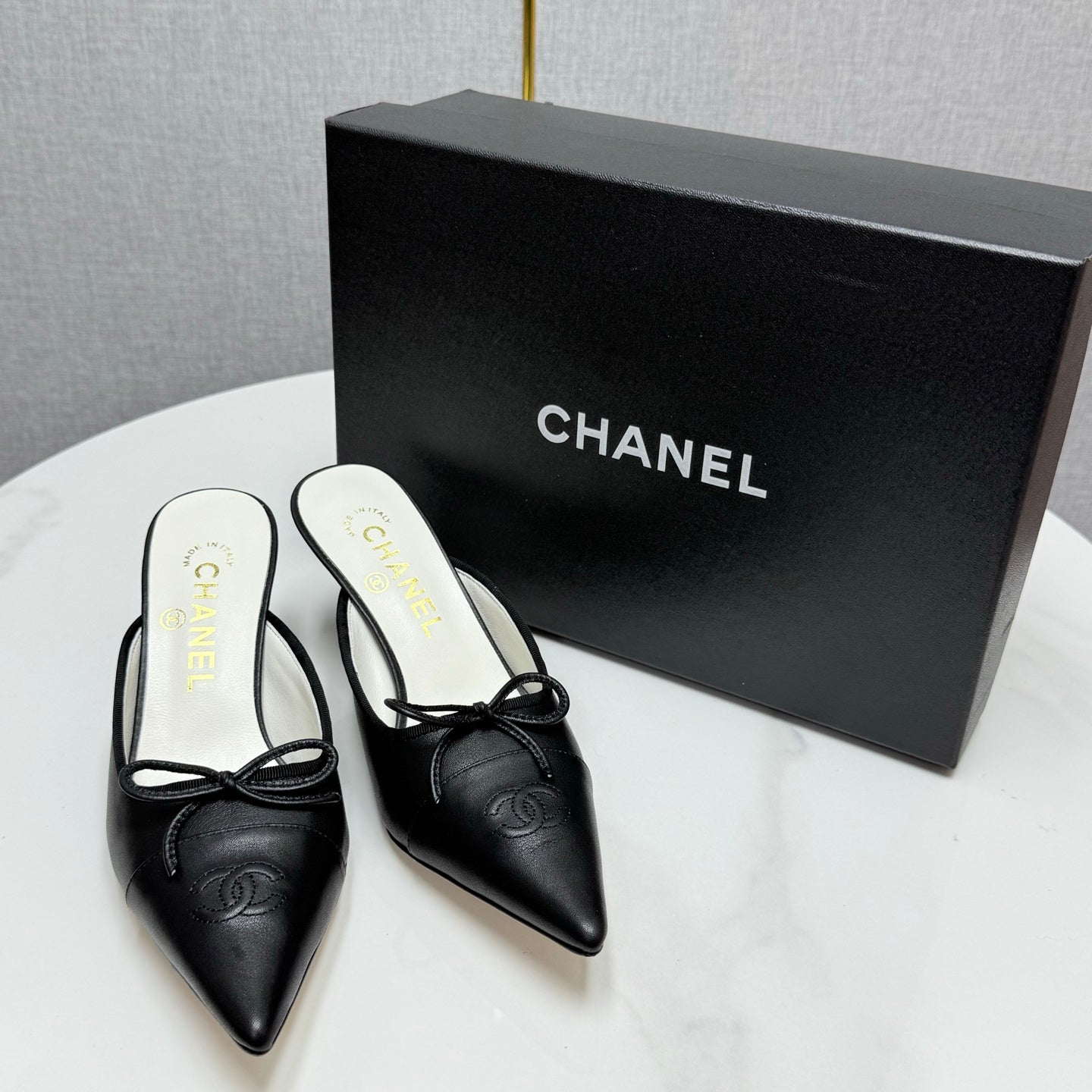CC HEEL MULES 25S IN BLACK LAMBSKIN WITH BOW