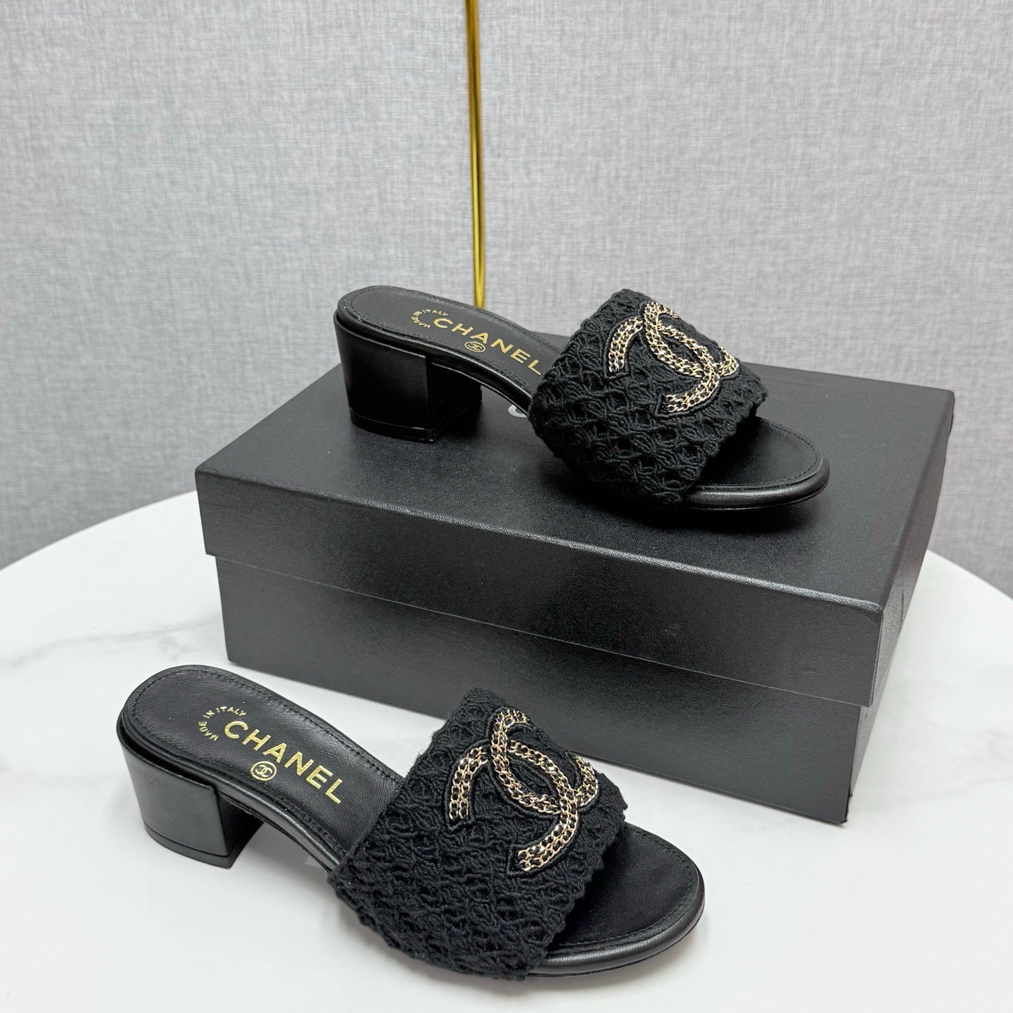 CC HIGH HEEL 25S IN BLACK FABRIC AND CALFSKIN WITH LOGO