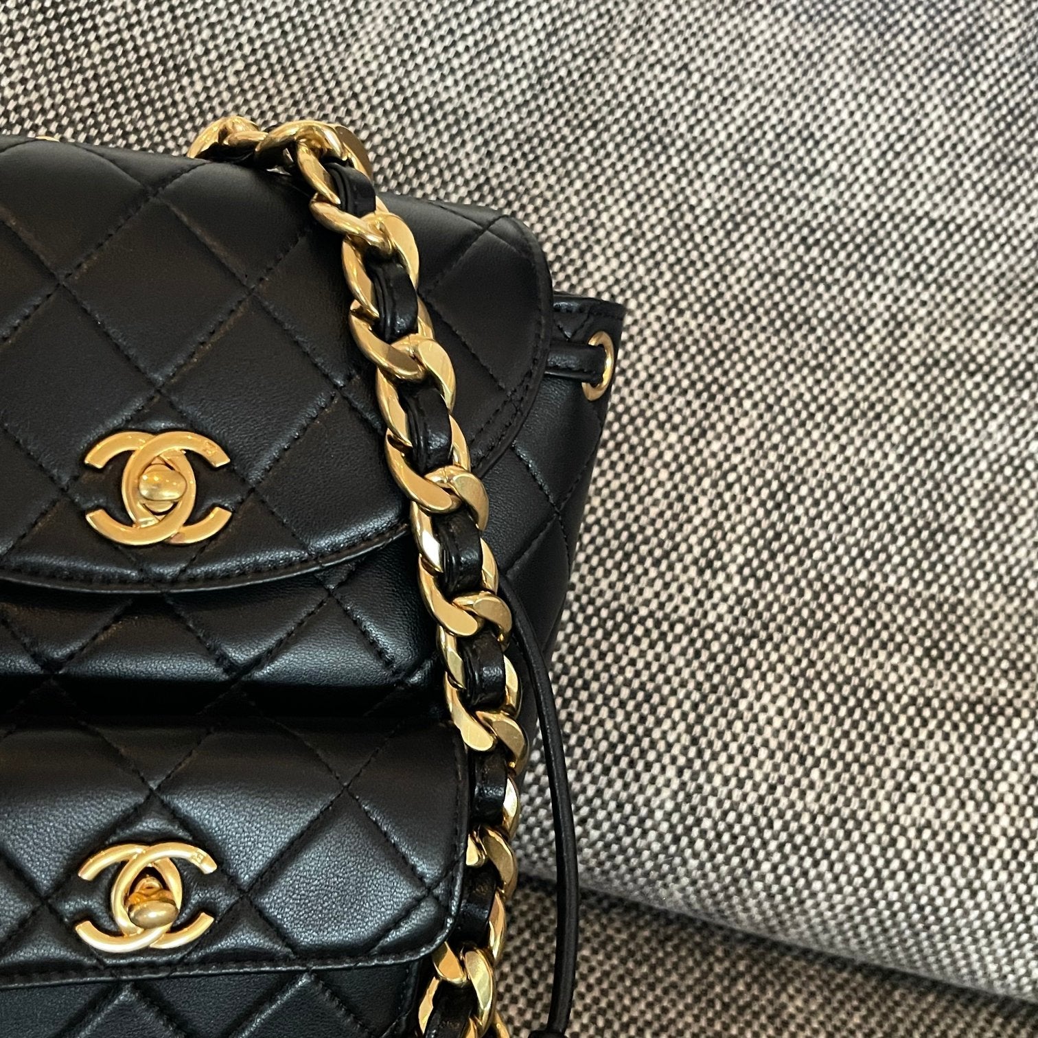 CHANEL 26S BACKPACK WITH FRONT POCKET 21 IN BLACK QUILTED LAMBSKIN GOLD HARDWARE