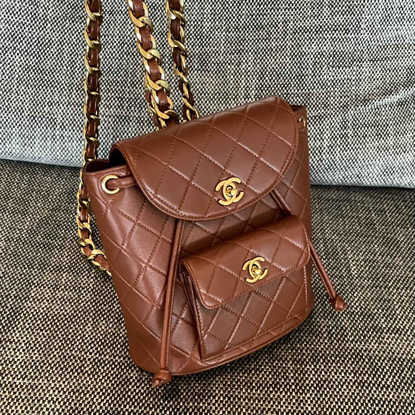 CHANEL 26S BACKPACK WITH FRONT POCKET 21 IN BROWN QUILTED LAMBSKIN GOLD HARDWARE