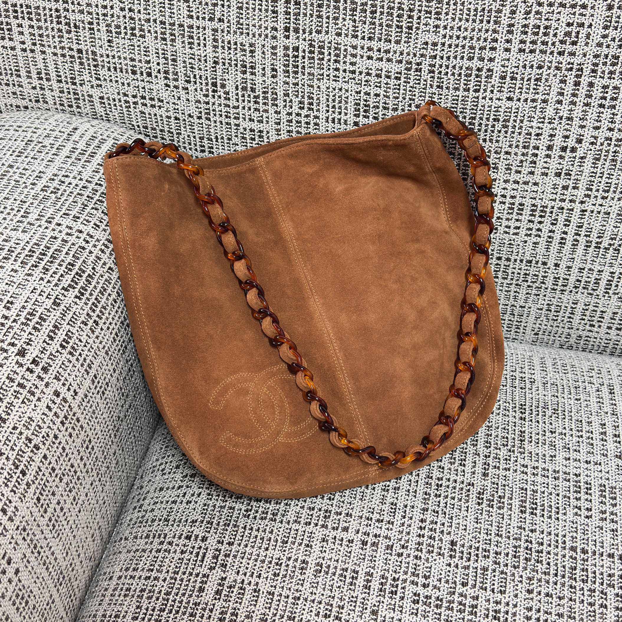 CHANEL 26S LARGE HOBO BAG 33 IN COGNAC BROWN SUEDE TORTOISE RESIN CHAIN