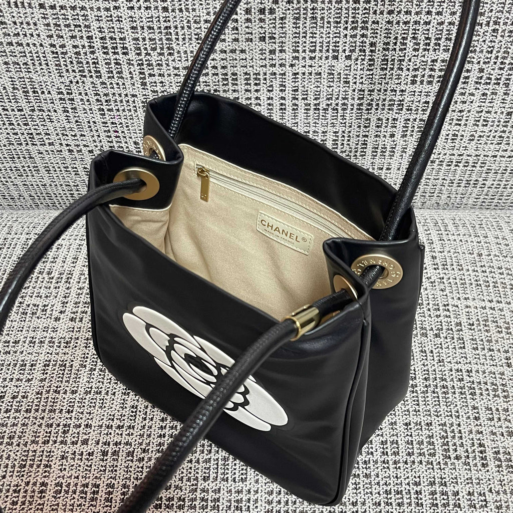 CHANEL 26S LOGO SHOPPING TOTE BAG 25 IN BLACK AND WHITE CALFSKIN GOLD HARDWARE