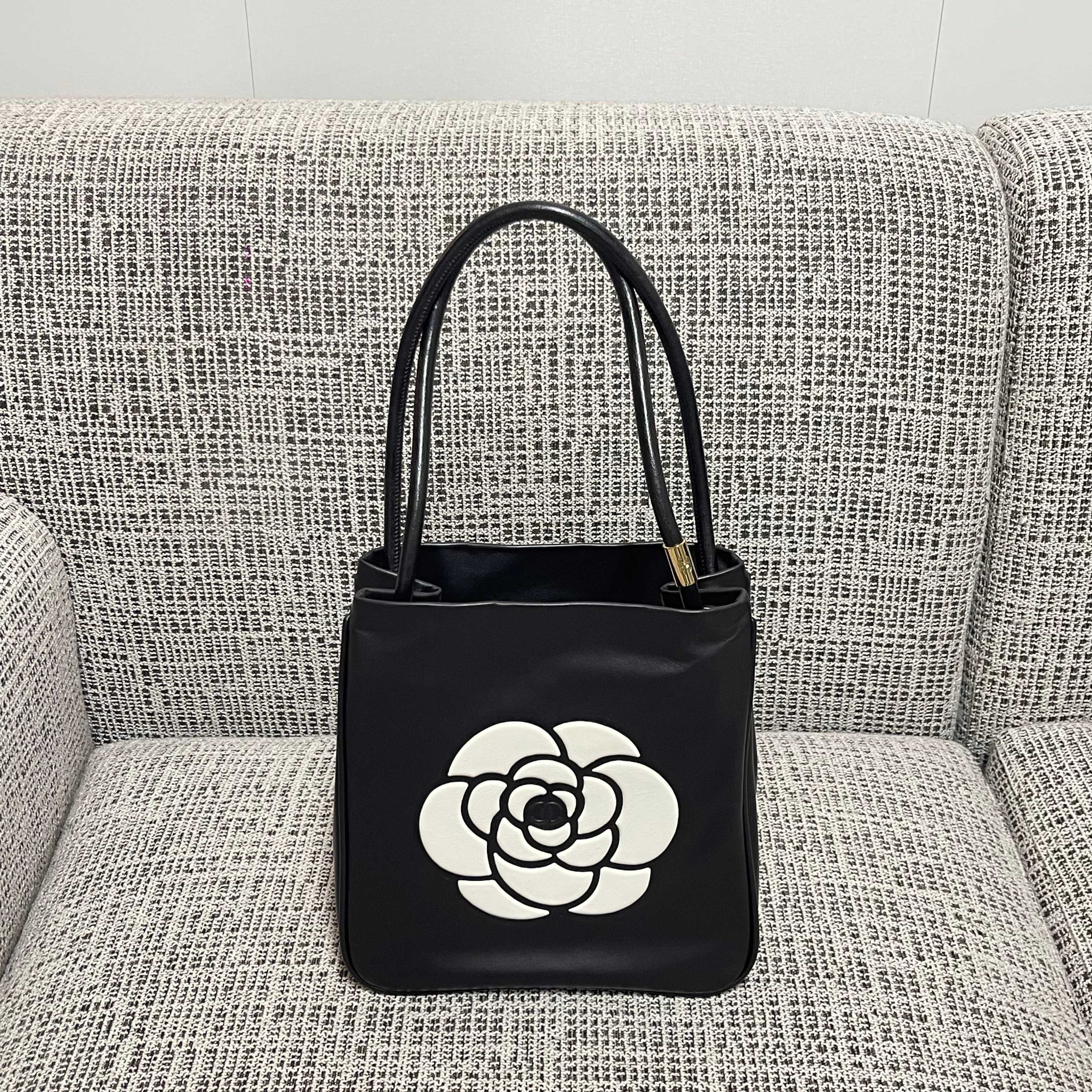 CHANEL 26S LOGO SHOPPING TOTE BAG 25 IN BLACK AND WHITE CALFSKIN GOLD HARDWARE