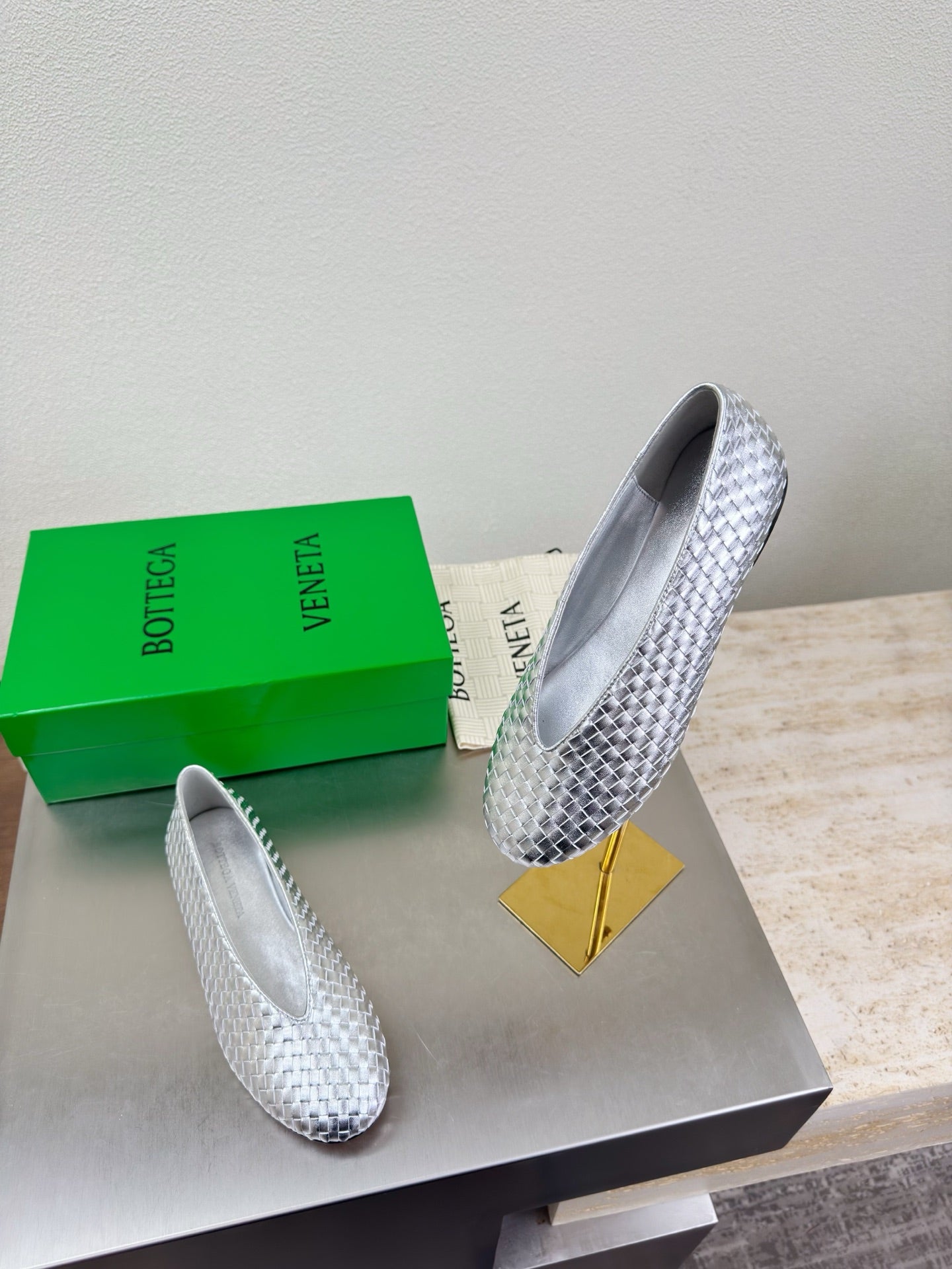 BOTTEGA VENETA 26S BALLET FLATS IN SILVER WOVEN LAMBSKIN