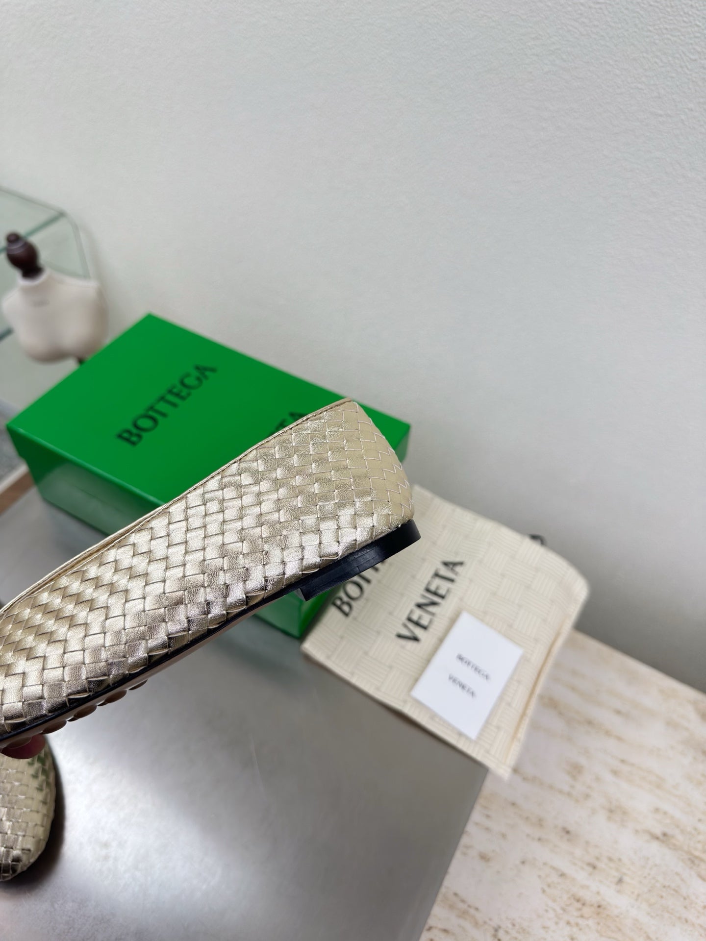 BOTTEGA VENETA 26S BALLET FLATS IN LIGHT GOLD WOVEN LAMBSKIN