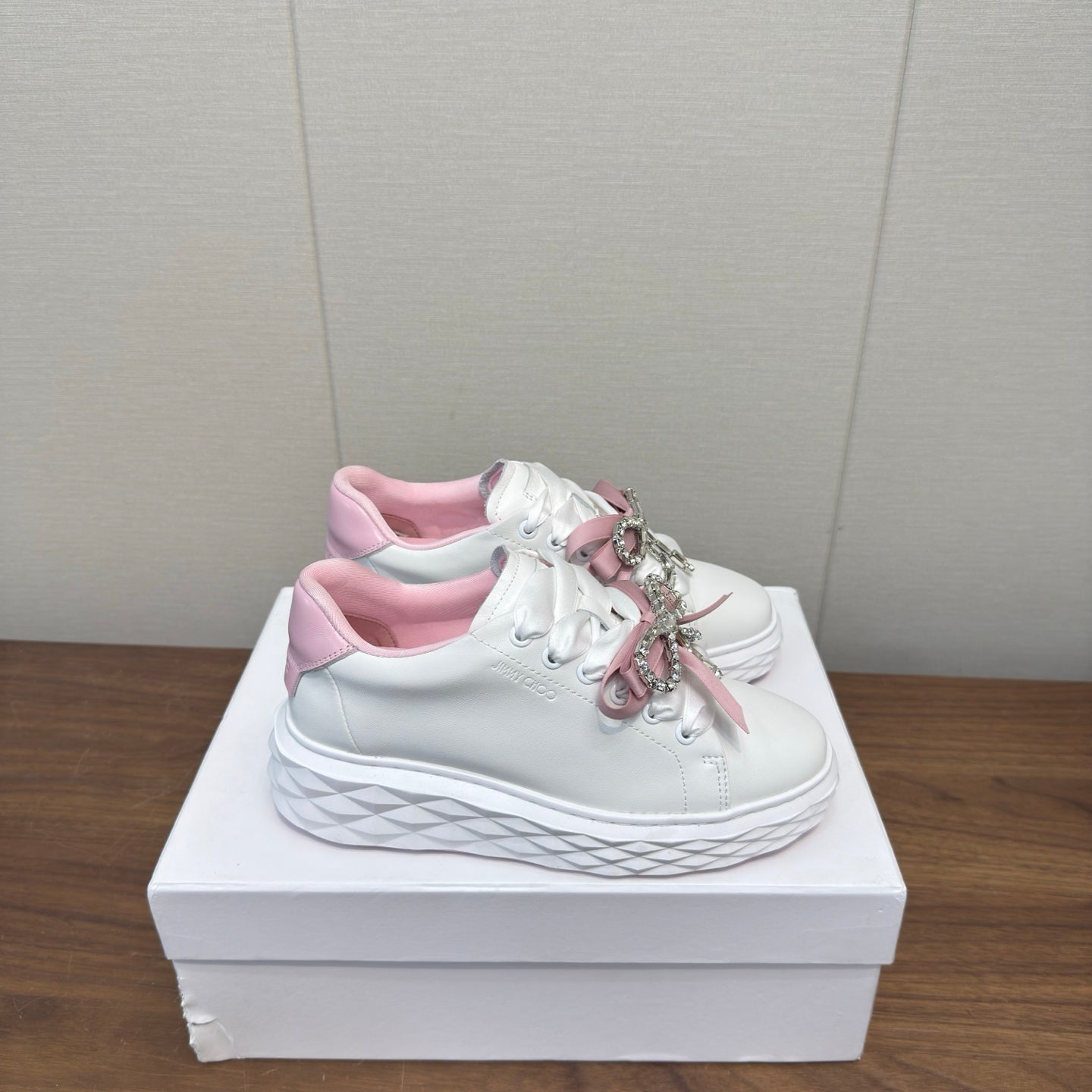 JIMMY CHOO 26S SNEAKERS 55 MM IN WHITE AND PINK CALFSKIN WITH CRYSTAL BOW