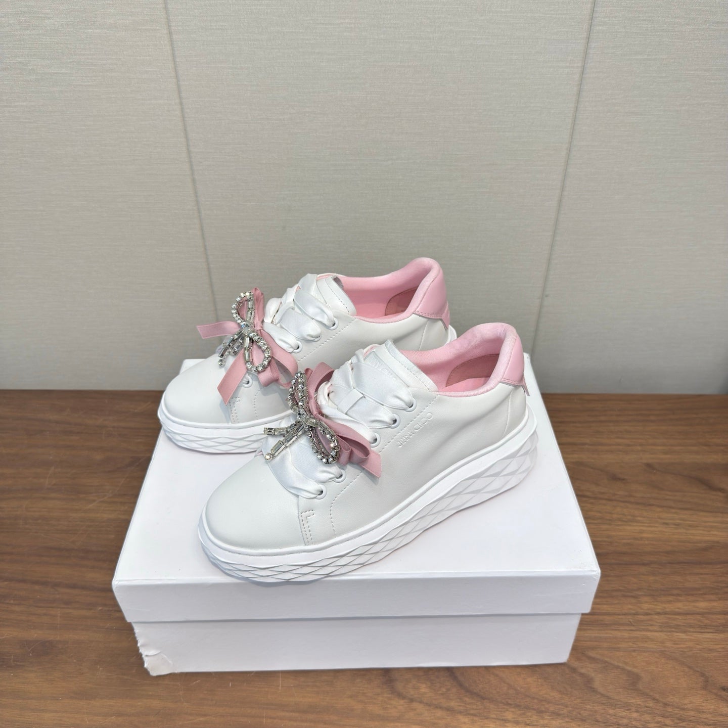 JIMMY CHOO 26S SNEAKERS 55 MM IN WHITE AND PINK CALFSKIN WITH CRYSTAL BOW