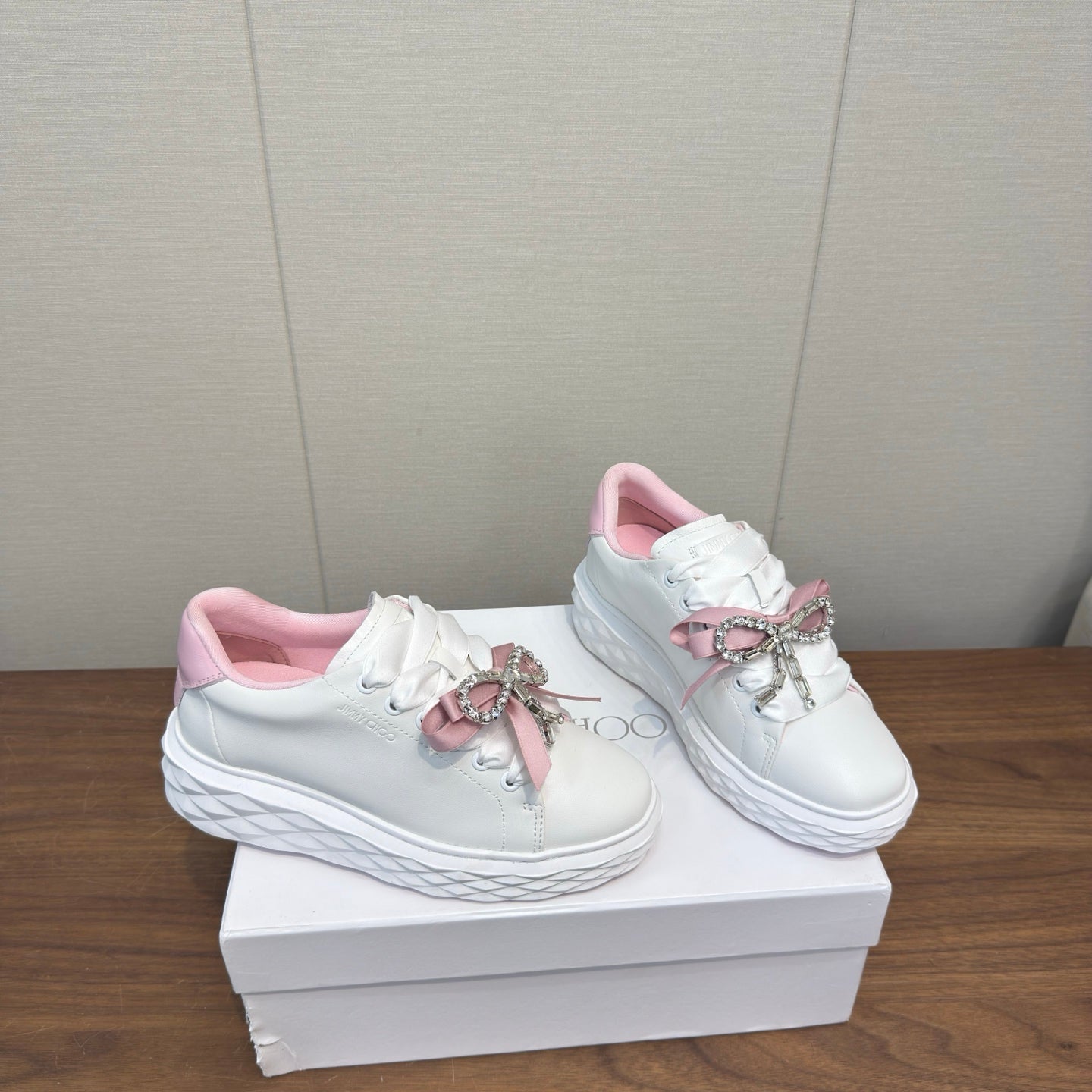 JIMMY CHOO 26S SNEAKERS 55 MM IN WHITE AND PINK CALFSKIN WITH CRYSTAL BOW