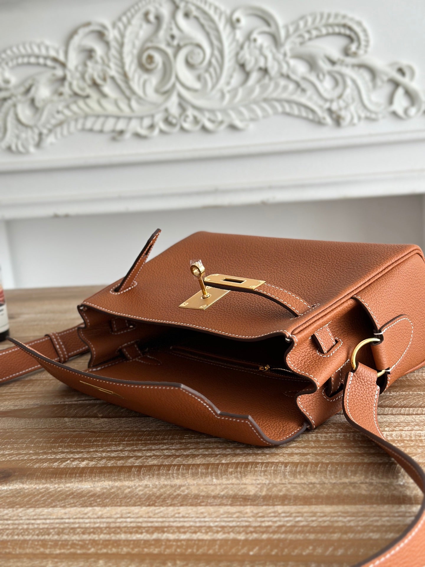 HM 25S KELLY MESSENGER 25 CM IN CARAMEL BROWN TOGO WITH GOLD HARDWARE