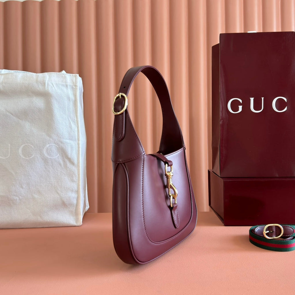 JACKIE SMALL SHOULDER BAG 27 IN BURGUNDY RED CALFSKIN GOLD HARDWARE