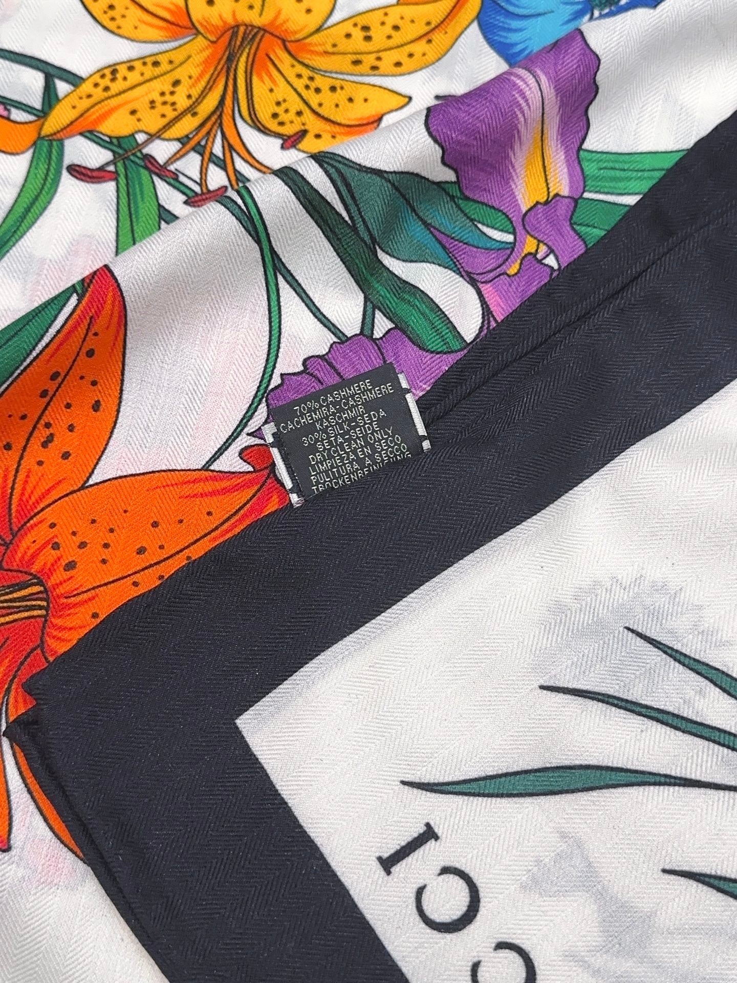 GUCCI 26S SCARF 140 IN CASHMERE AND SILK 863992