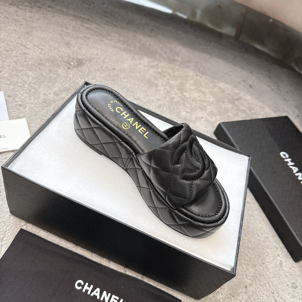 WEDGE HEELS IN BLACK CALFSKIN QUILTED