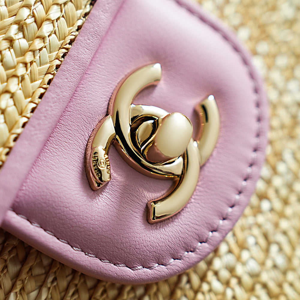 CHANEL 26S CLASSIC FLAP MEDIUM 23 IN NATURAL RAFFIA AND LIGHT PURPLE CALFSKIN GOLD HARDWARE