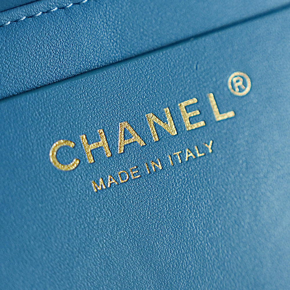 CHANEL 26S CLASSIC FLAP MEDIUM 23 IN NATURAL RAFFIA AND LIGHT BLUE CALFSKIN GOLD HARDWARE