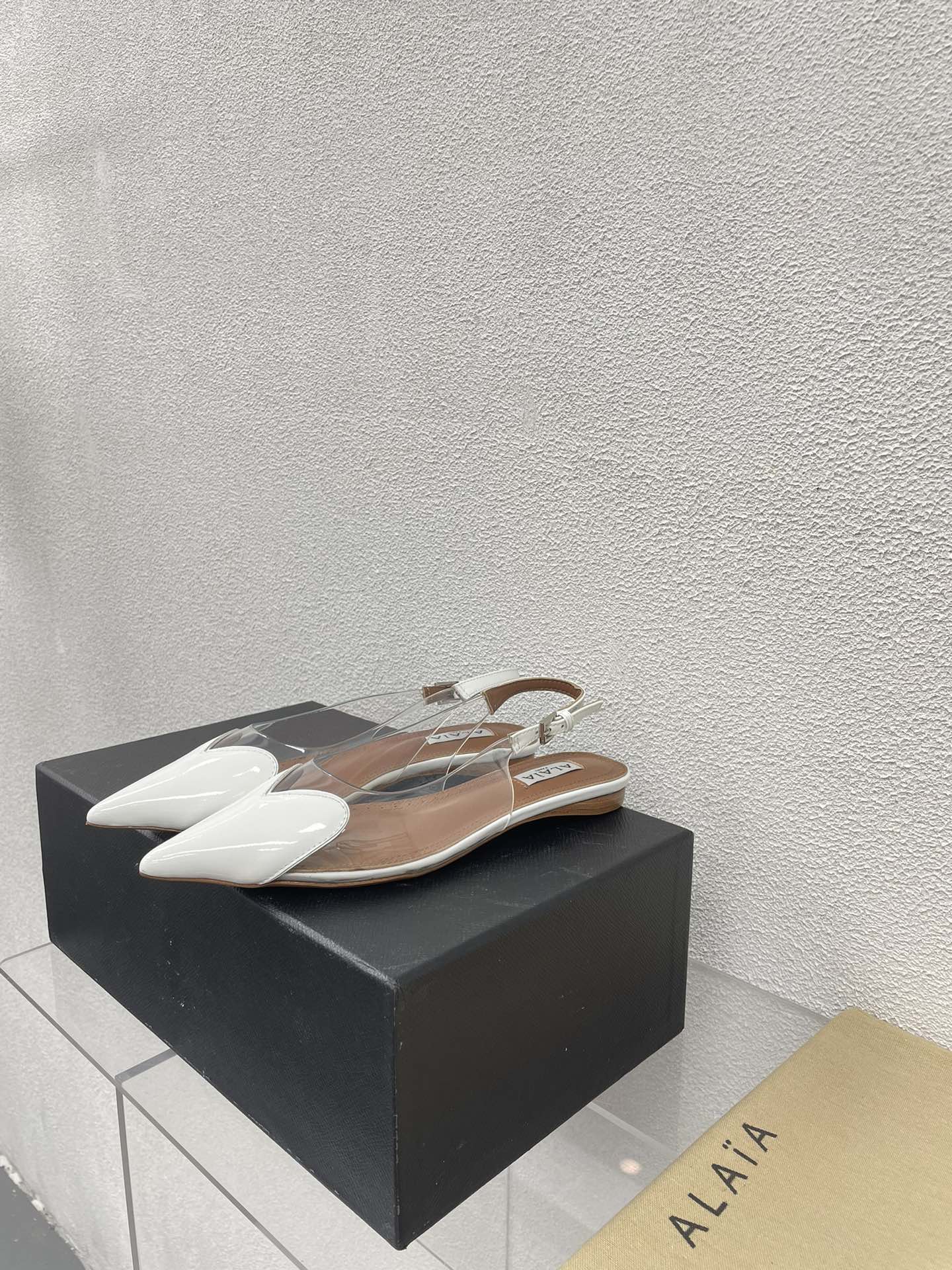 ALAIA LE COEUR FLAT SLINGBACKS IN WHITE PATENT LAMBSKIN