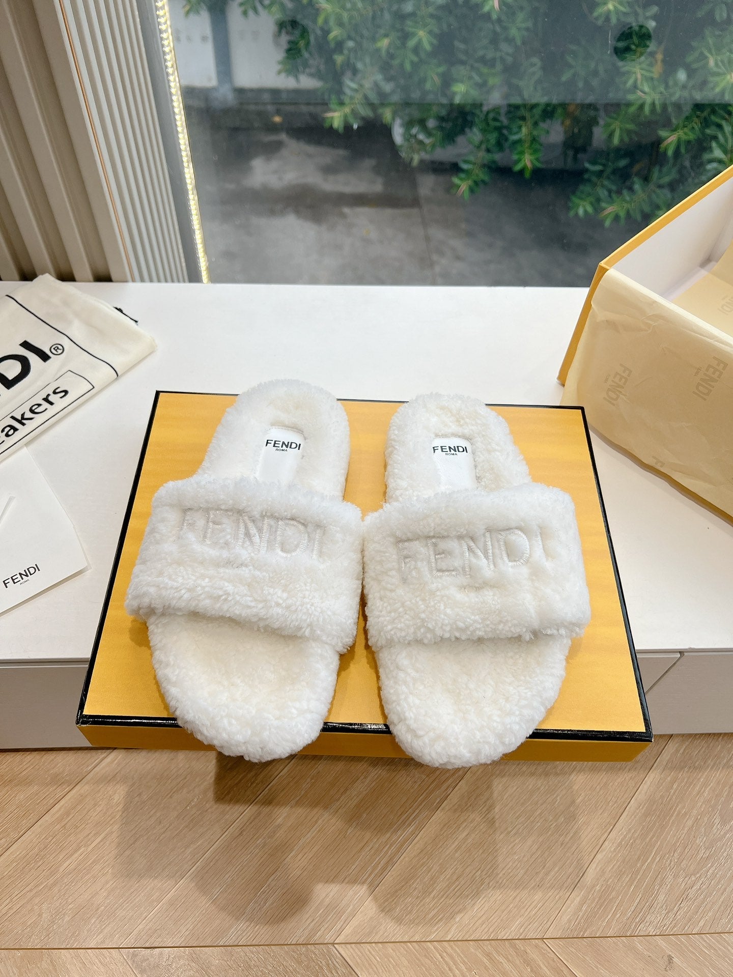 FLAT SLIDE IN WHITE FLEECE