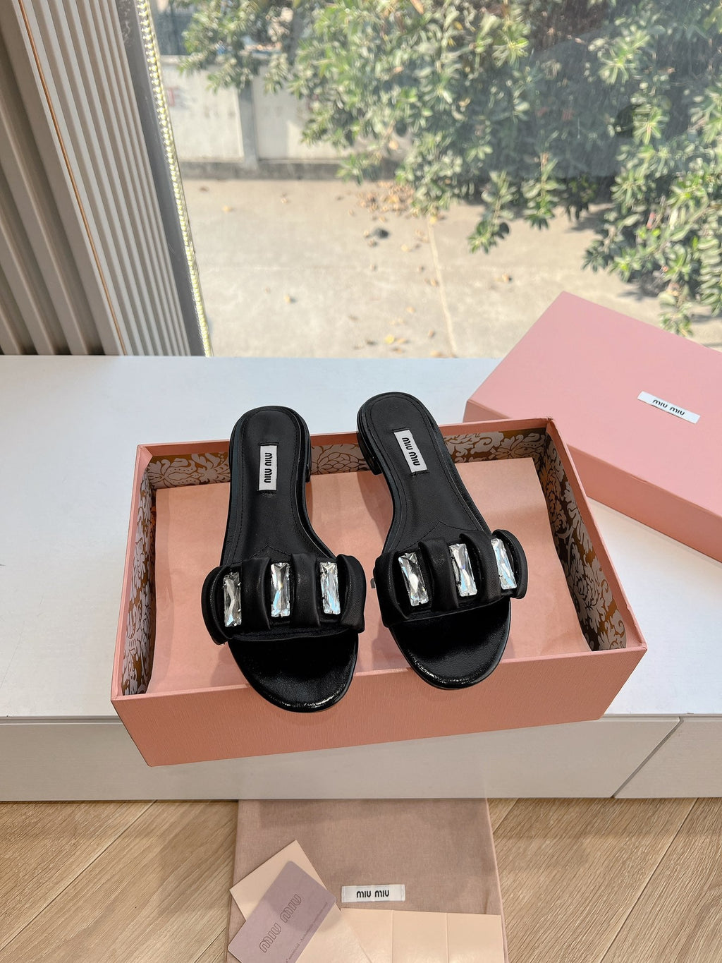 SLIDE SANDALS ATTACHED DIAMOND IN BLACK LAMBSKIN