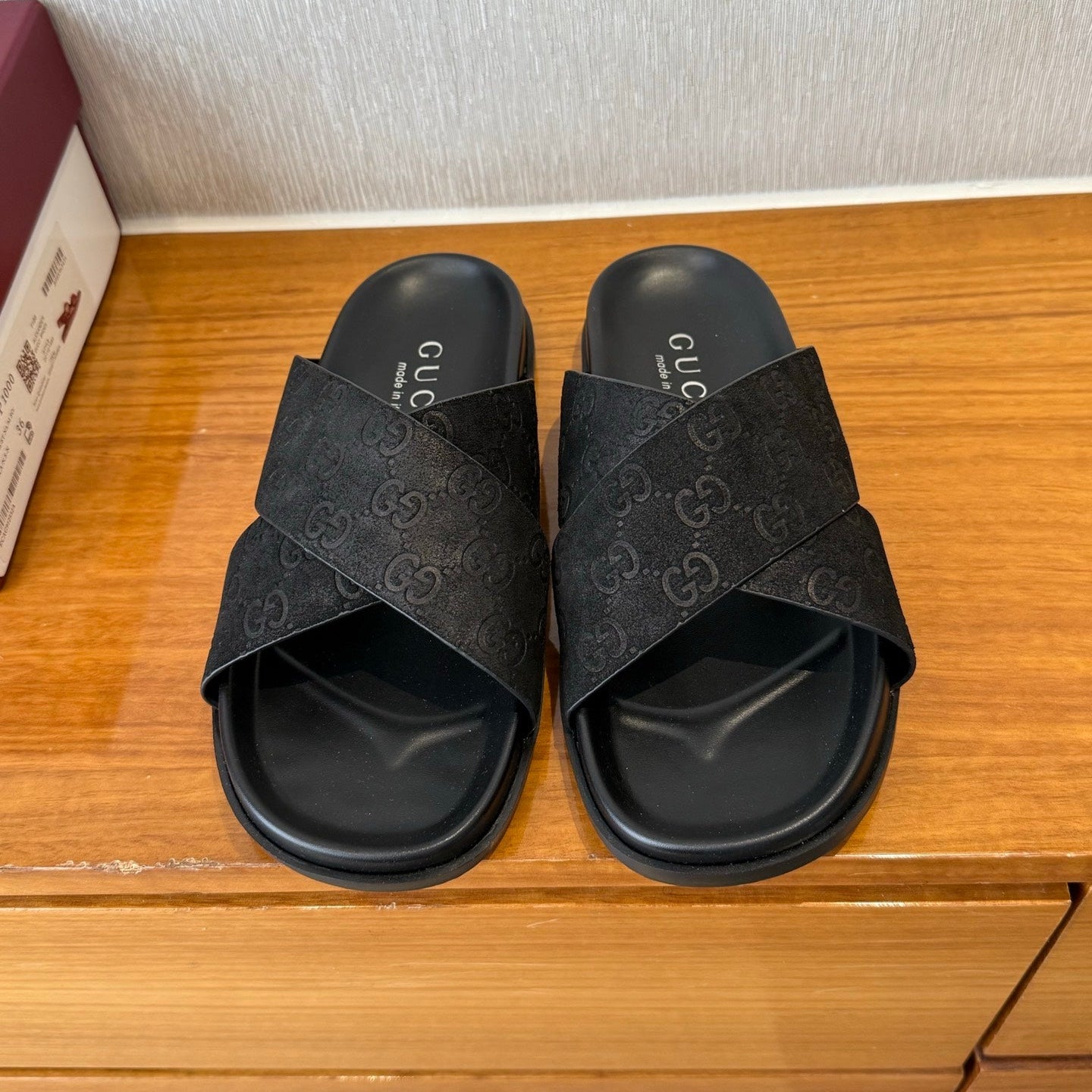 GG SLIDES X-STRAP IN BLACK SUEDE WITH EMBOSSED LOGO