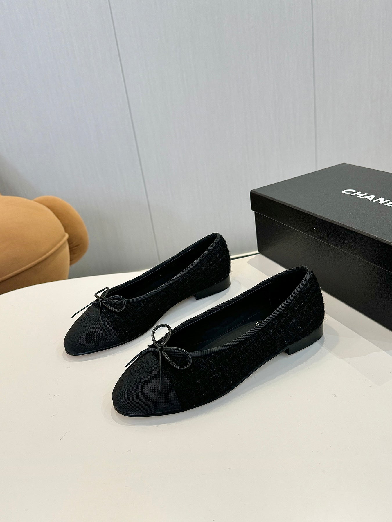 BALLET FLATS IN BLACK TWEED AND FABRIC