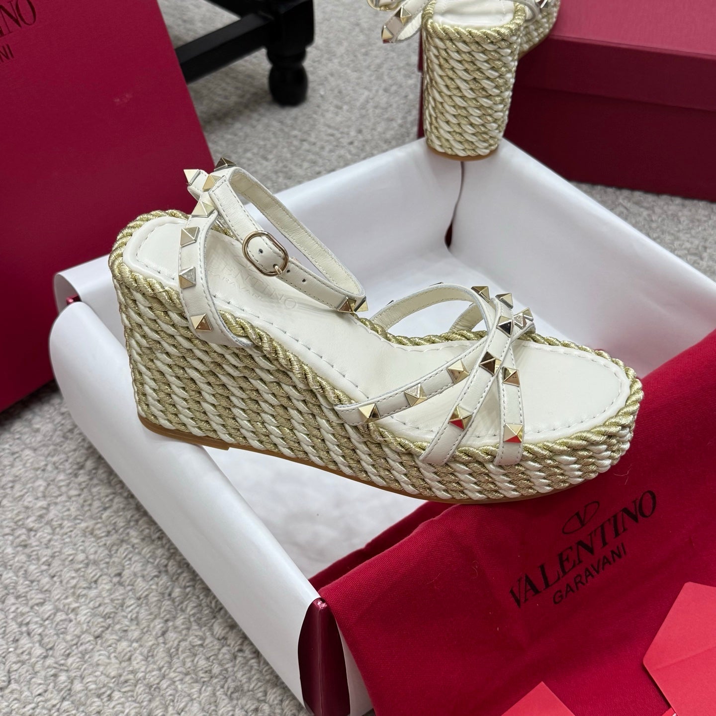 VLTN HIGH WEDGE STUDDED SANDALS 25S 100 MM IN CREAM WHITE CALFSKIN