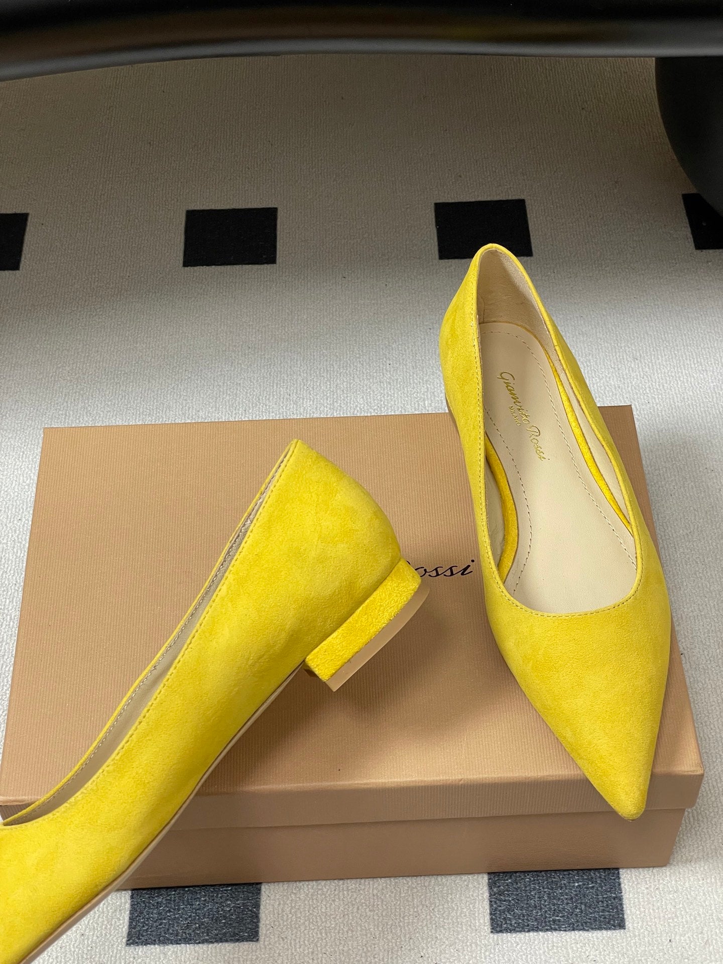 GIANVITO ROSSI 26S FLATS IN YELLOW SUEDE