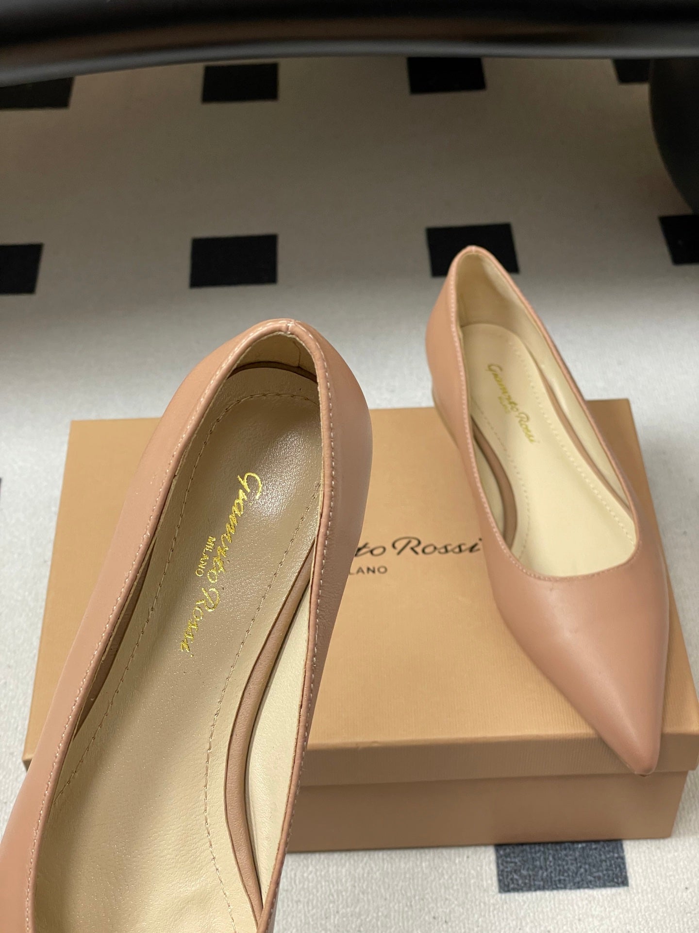 GIANVITO ROSSI 26S FLATS IN NUDE CALFSKIN