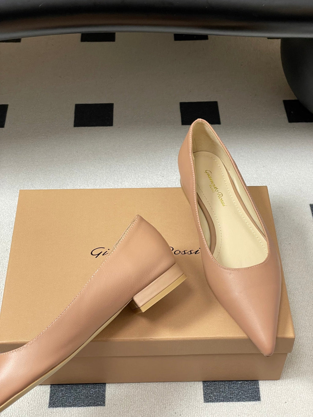 GIANVITO ROSSI 26S FLATS IN NUDE CALFSKIN