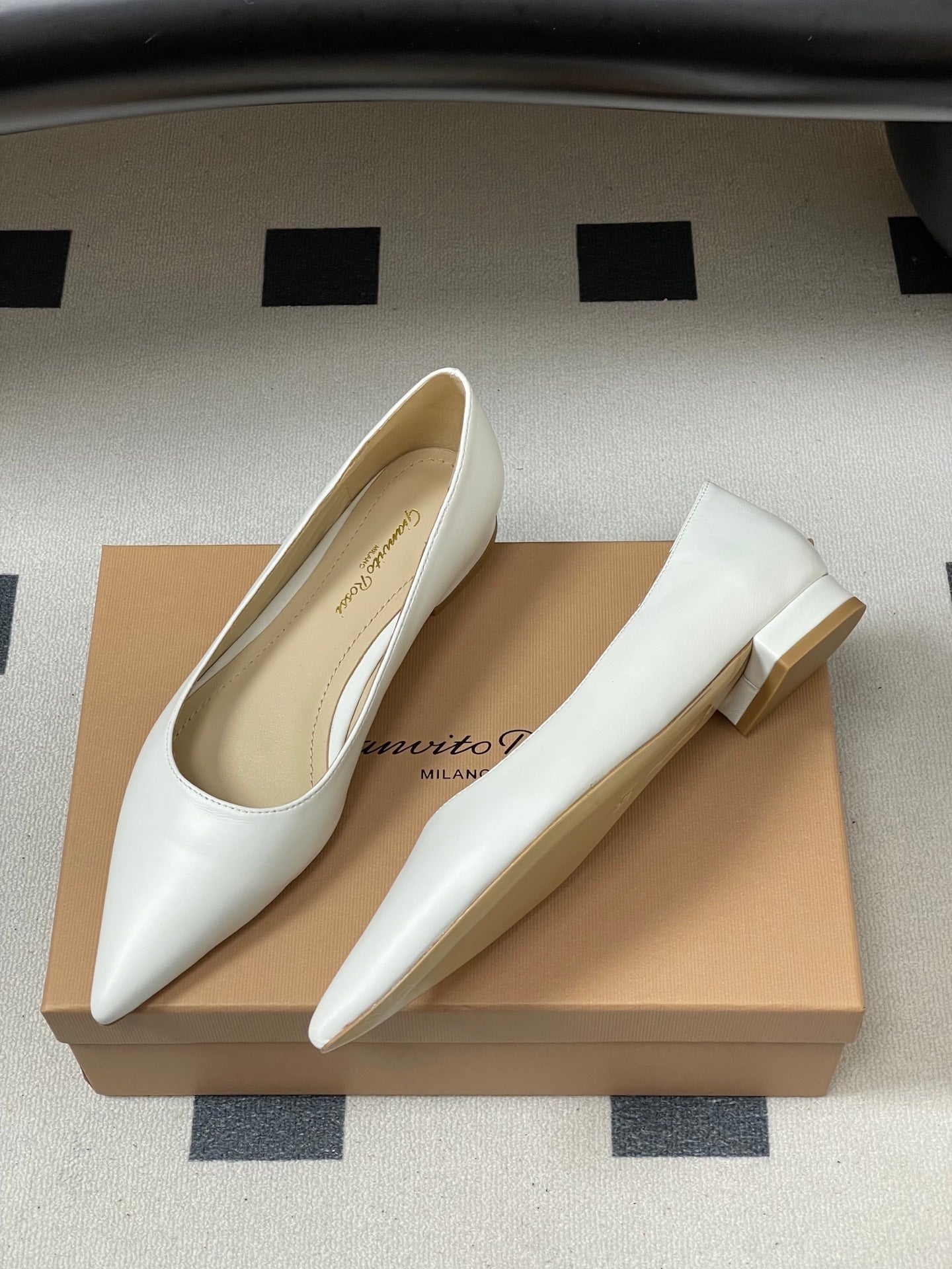 GIANVITO ROSSI 26S FLATS IN WHITE CALFSKIN