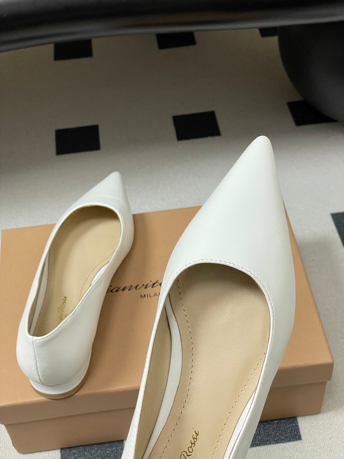 GIANVITO ROSSI 26S FLATS IN WHITE CALFSKIN