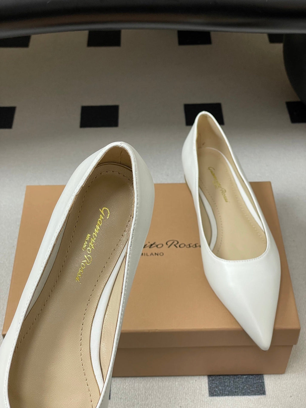 GIANVITO ROSSI 26S FLATS IN WHITE CALFSKIN