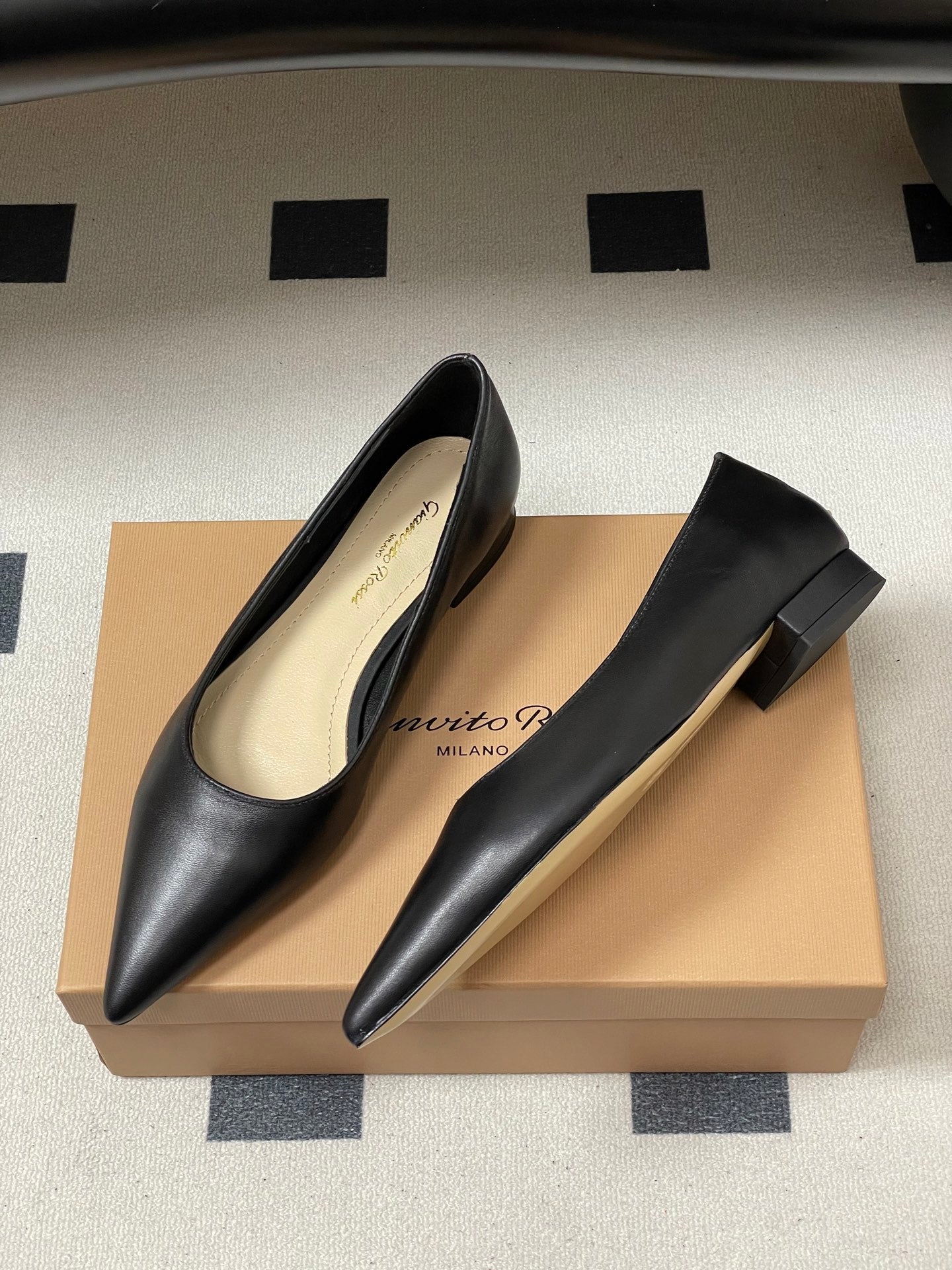 GIANVITO ROSSI 26S FLATS IN BLACK CALFSKIN