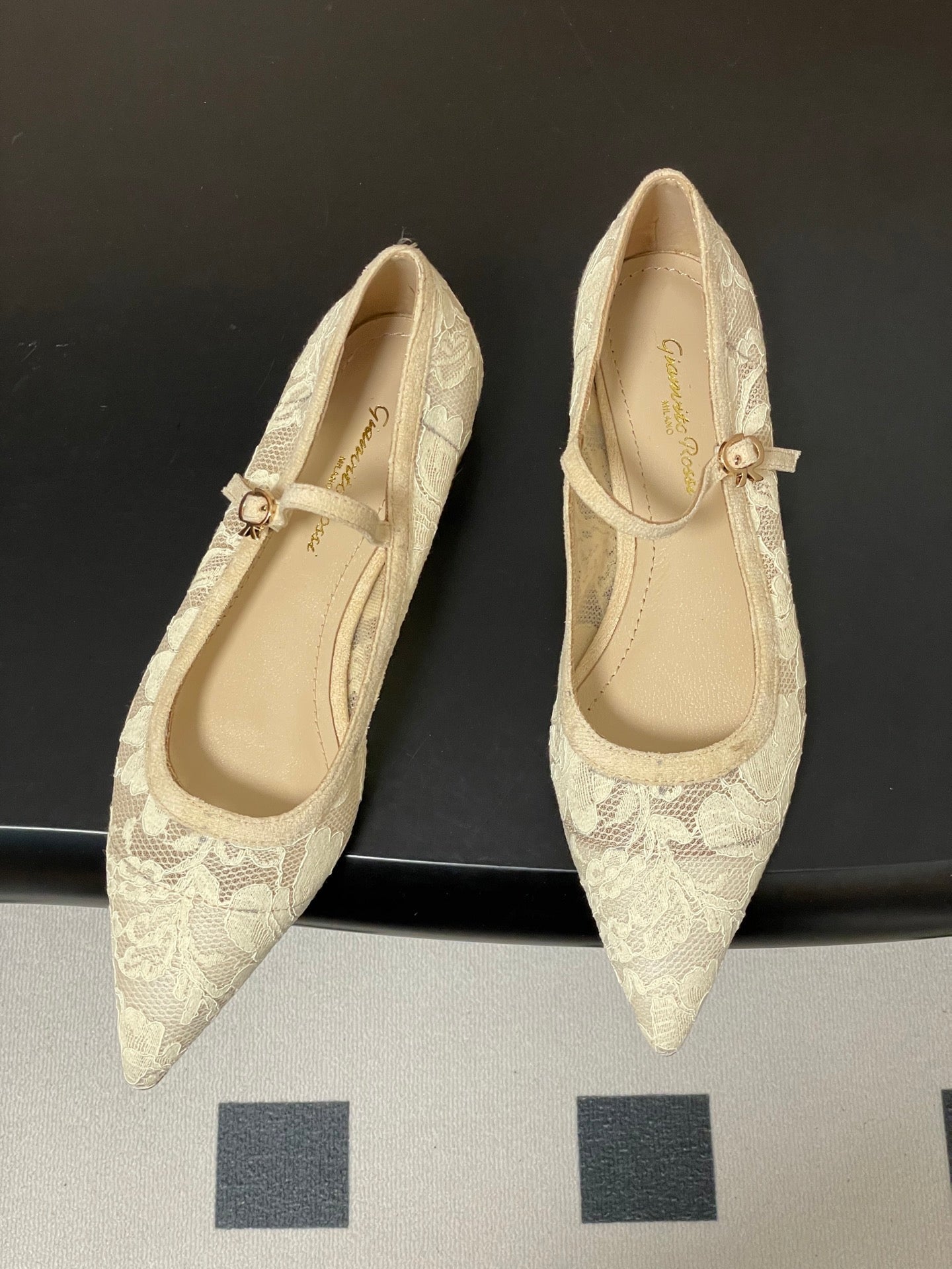 GIANVITO ROSSI 26S MARY JANE IN CREAM WHITE LACE